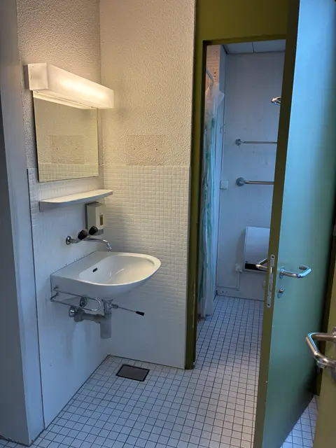 98 Alte Landstrasse photo Shower entry